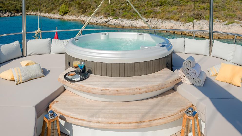 Two steps made of precious wood lead to the higher whirlpool surrounded by sun lounges.